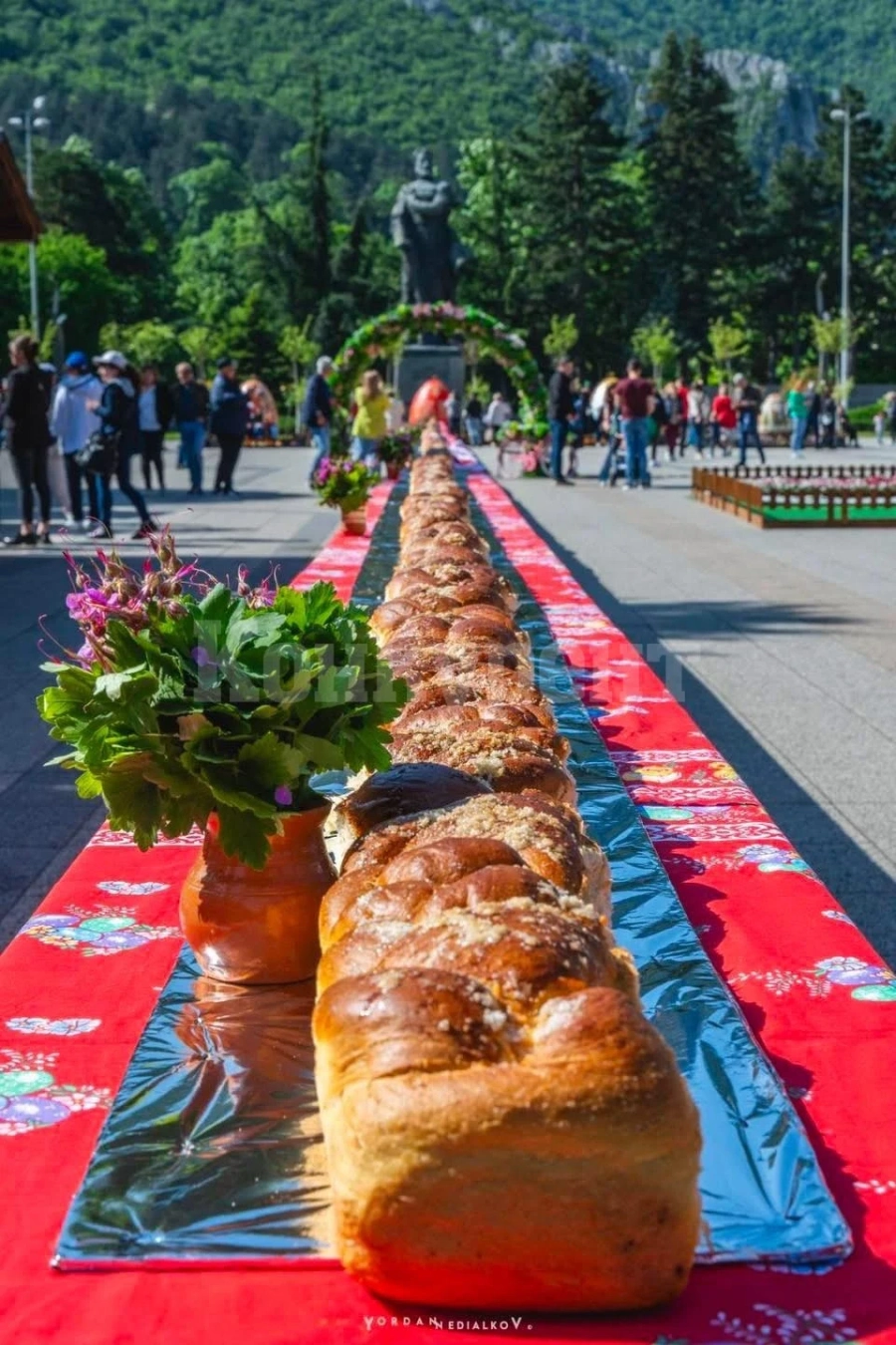100-метров козунак за Великден във Враца!