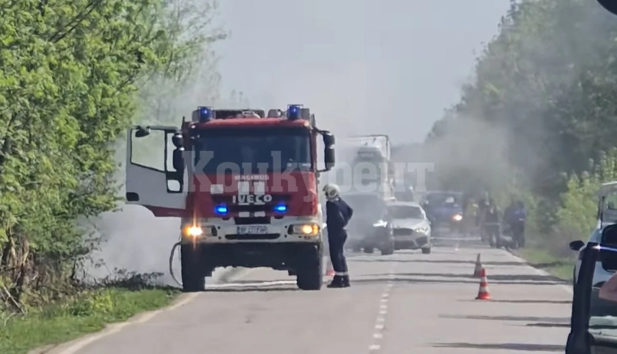 Горящ бус затрудни движението Девене-Борован