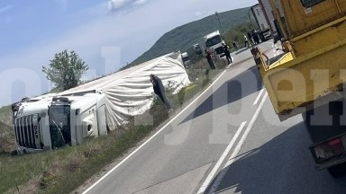 Тираджия е с опасност за живота след катастрофа на Е 79