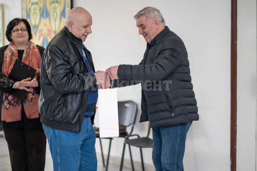 Изложба на антикварни картини подредиха в Община Мездра