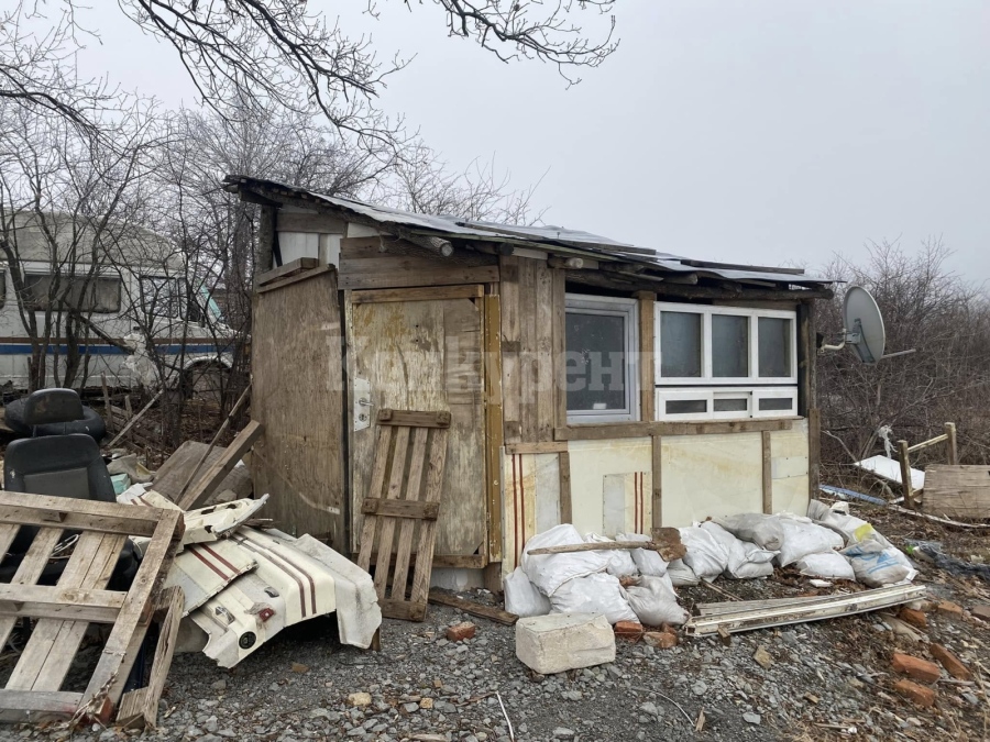 Бреговете на язовир „Огоста“ са станали катун, местната власт и държавата са се заели да разчистват