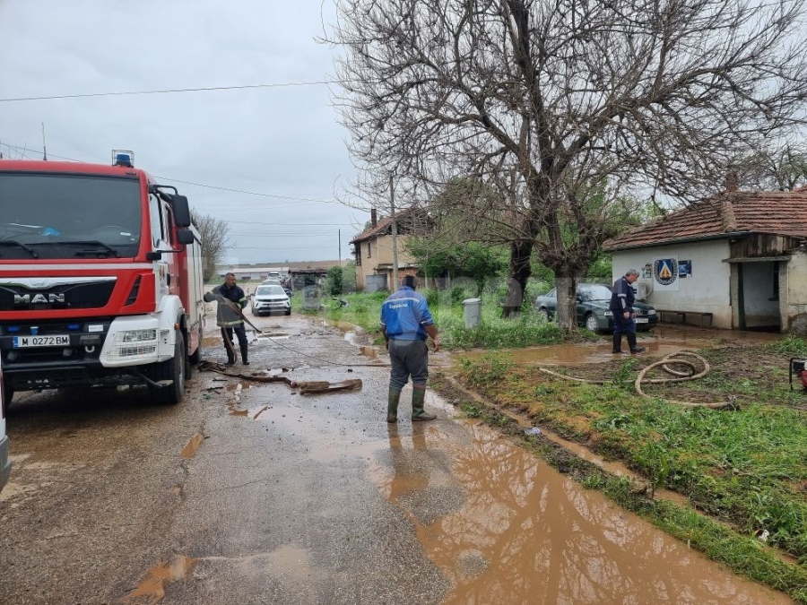 15 доброволци разчистват калта от къщите на хората в Лехчево