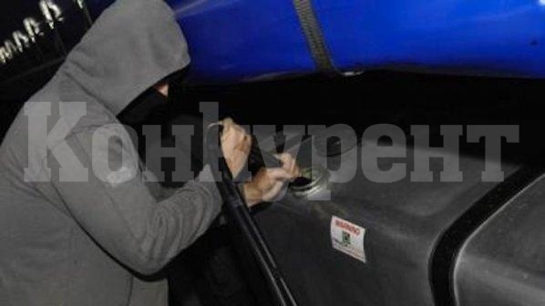 Апаши източиха горивото на турски ТИР