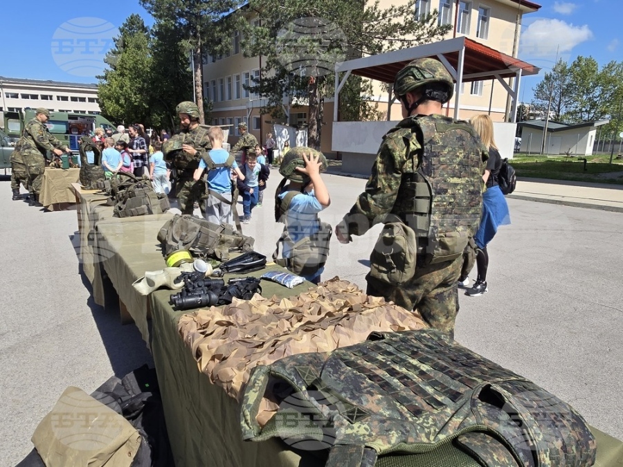 Близо 1000 души се включиха в деня на отворени врати на военното формирование във Враца