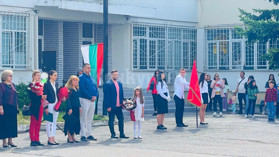 Врачанинът Валентин Велчев пя на патронния празник на училище „Гоце Делчев“ в София
