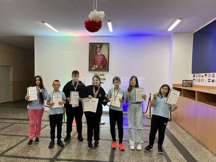 Множество медали за ученици от Враца