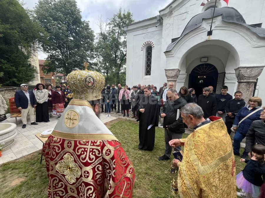 Света Литургия и освещаване на курбан в с. Гаганица