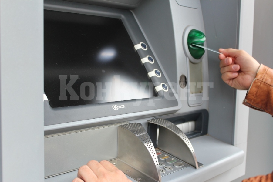 Невръстни крадци разбили кола, взели портмоне и  изтеглили 3500 лева от картата на собственика