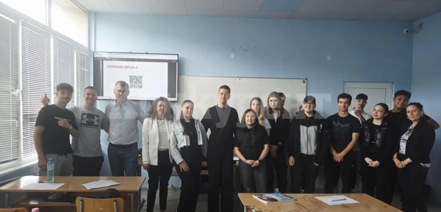 Ученици от ПГТР - Враца се срещнаха с финансови консултанти