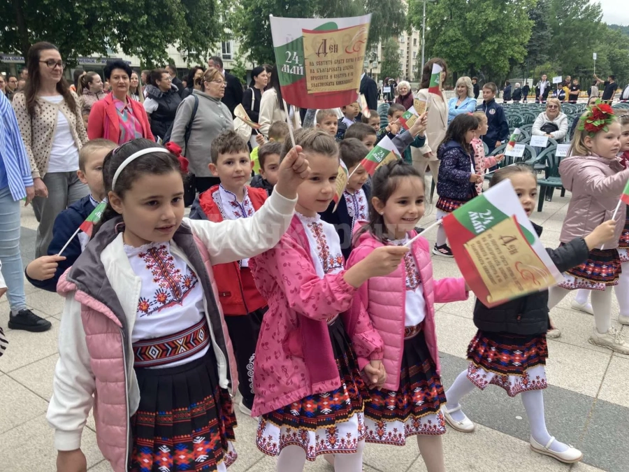 Монтана отбеляза 24 май с шествие, хиляди бяха на площада