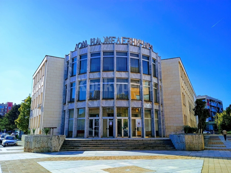 Домът на железничаря вече е собственост на Община Мездра