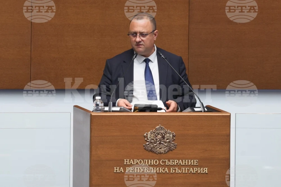 Обновяването на маркировката по второкласния републикански път през прохода \