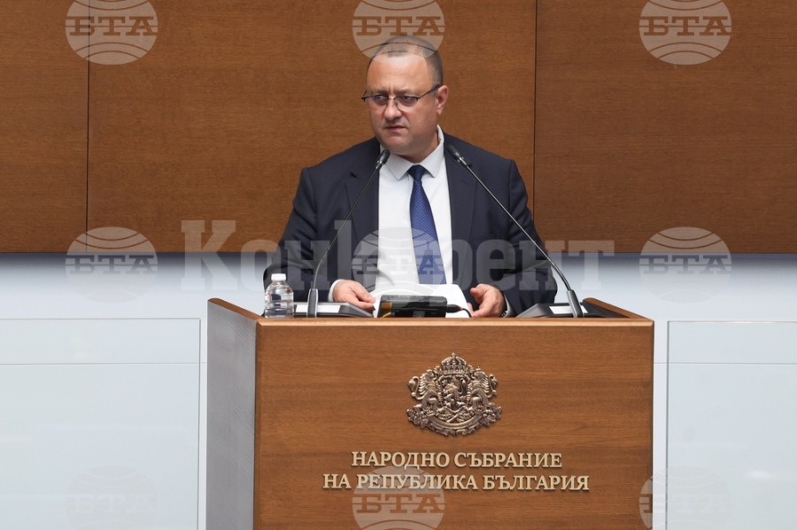 Обновяването на маркировката по второкласния републикански път през прохода \