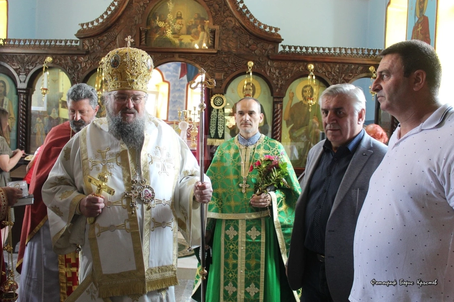 В Оселна отбелязаха храмов празник в обновената черква „Свети Дух“