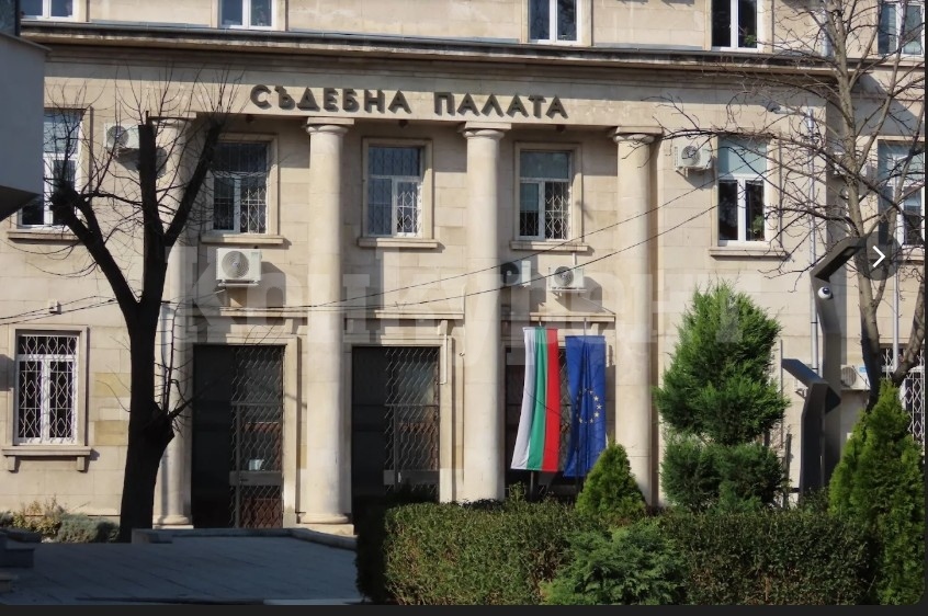 Районен съд - Враца остави в ареста двама, обвинени в три престъпления