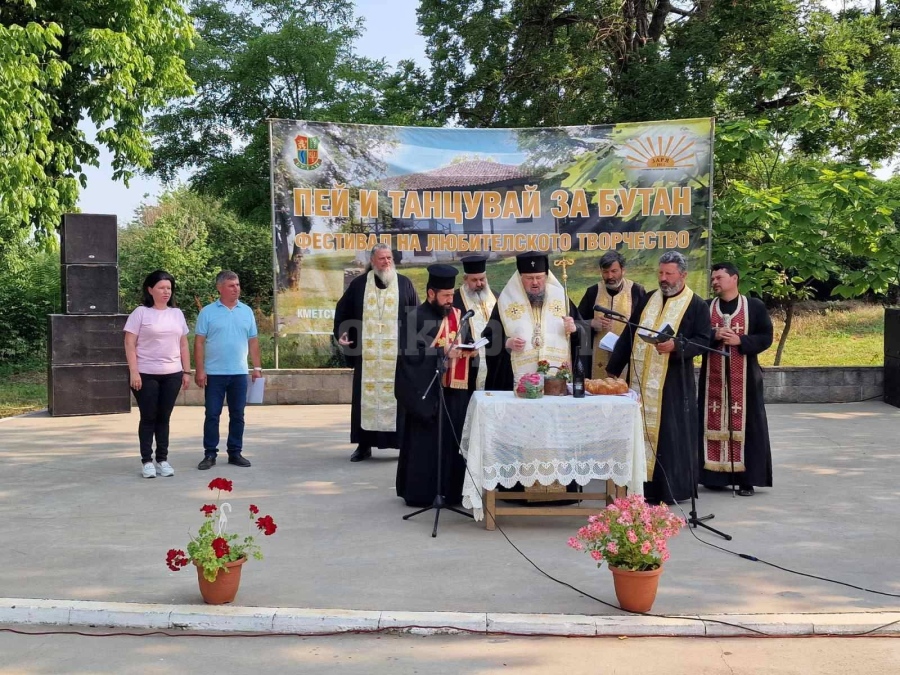 Врачанският митрополит Григорий отслужи водосвет за здраве и благоденствие на жителите и гостите на с. Бутан