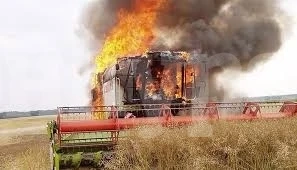 Комбайн пламна в нива