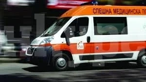 Младеж е с опасност за живота, след като се блъсна в автобус с тротинетката си