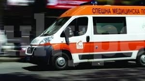 Младеж е с опасност за живота, след като се блъсна в автобус с тротинетката си