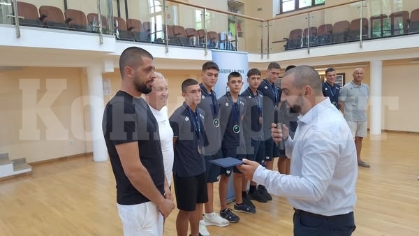 Вице шампионска титла за националния отбор по водна топка воден от врачански треньор
