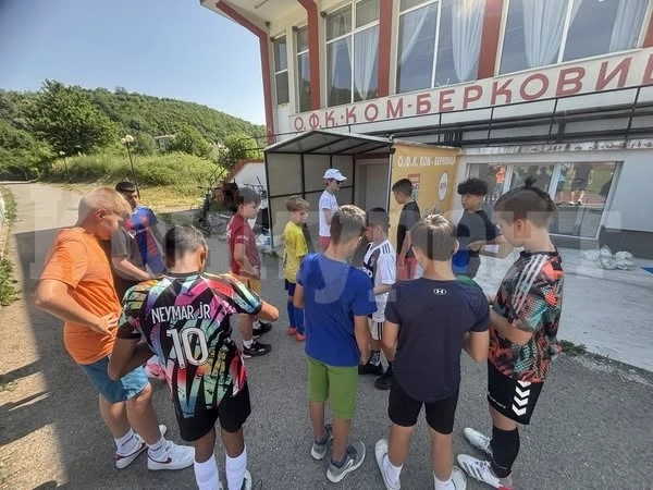 В Берковица приключиха дейностите по проекта „Мобилбокс – футболна и здравословна академия“