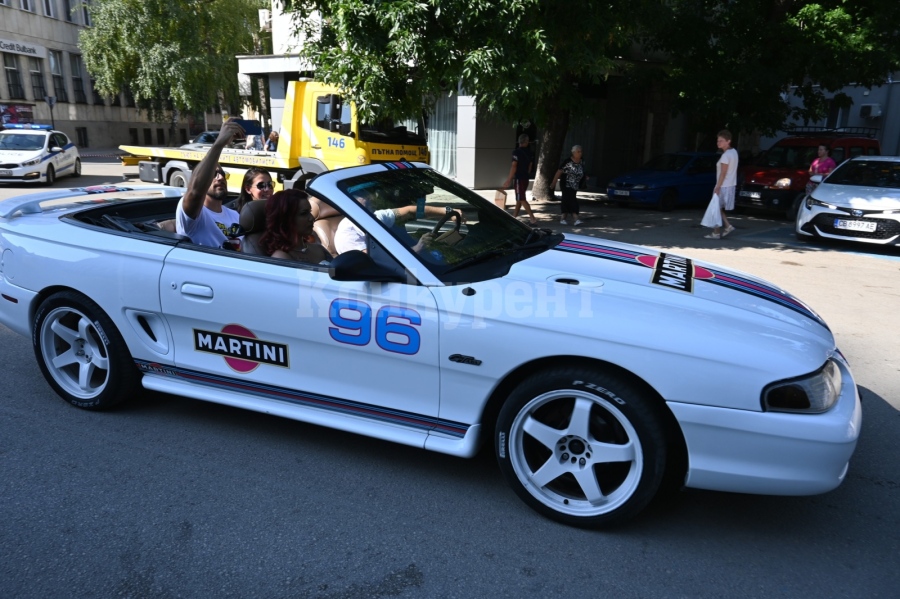 Деветото издание на Ретро парада във Видин показва автомобили от цяла България и чужбина