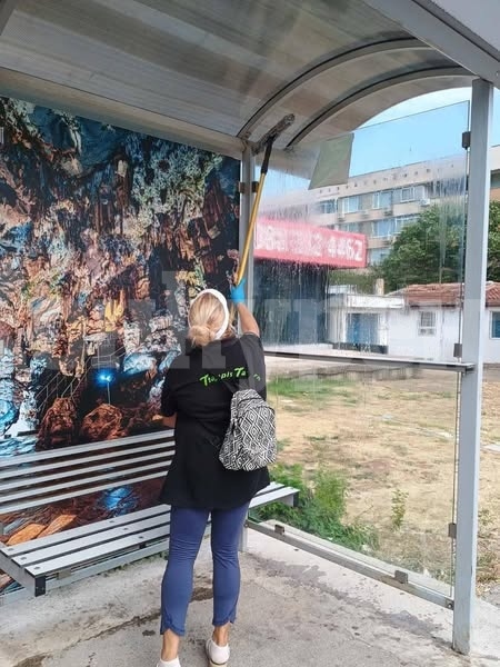 Чистят навесите на спирките във Враца