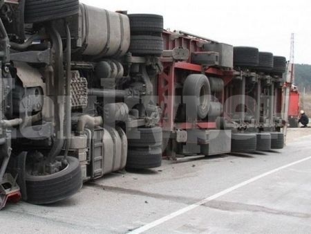 Дрогиран турски тираджия се обърна на Е 79
