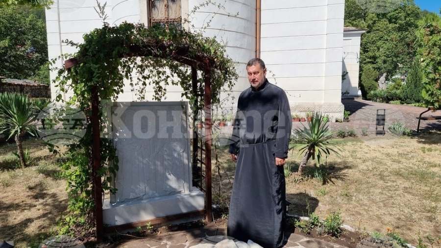 Врачанският храм „Св. св. Константин и Елена“ има вече каменна икона на двамата светци в двора си