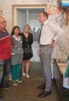 Министър Гуцанов влезе в старческия дом в Бистрилица