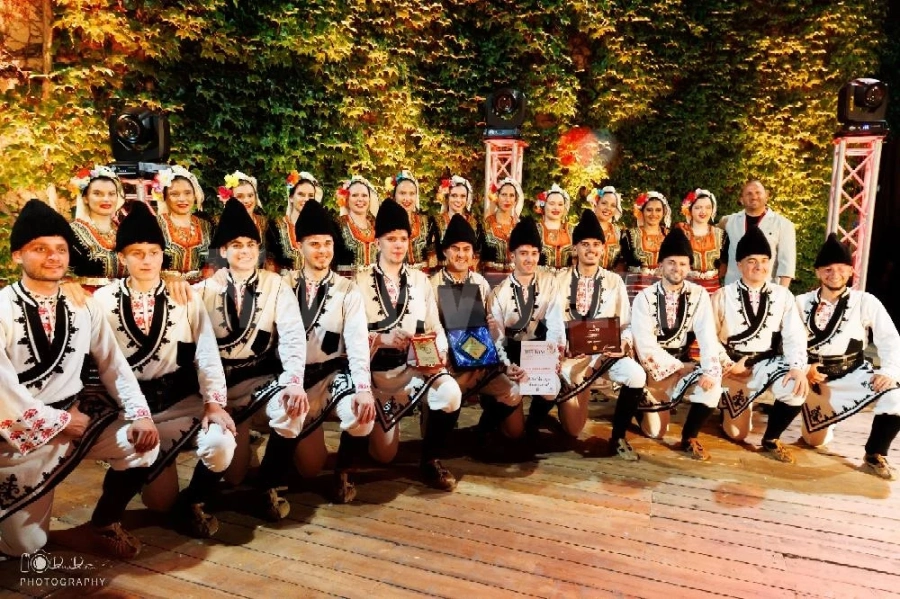 Ансамбъл „Мездра“ представя България на международен фолклорен фестивал в Оман