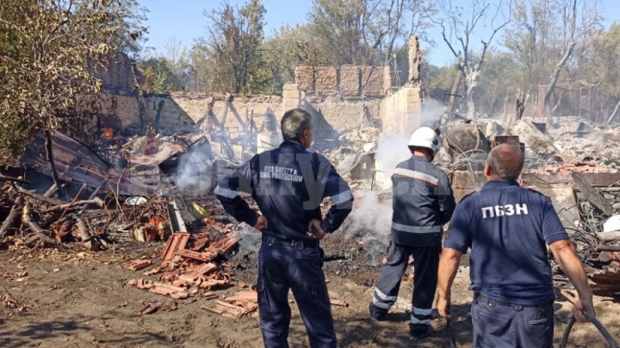Три селскостопански постройки изгоряха при пожар в Дружба