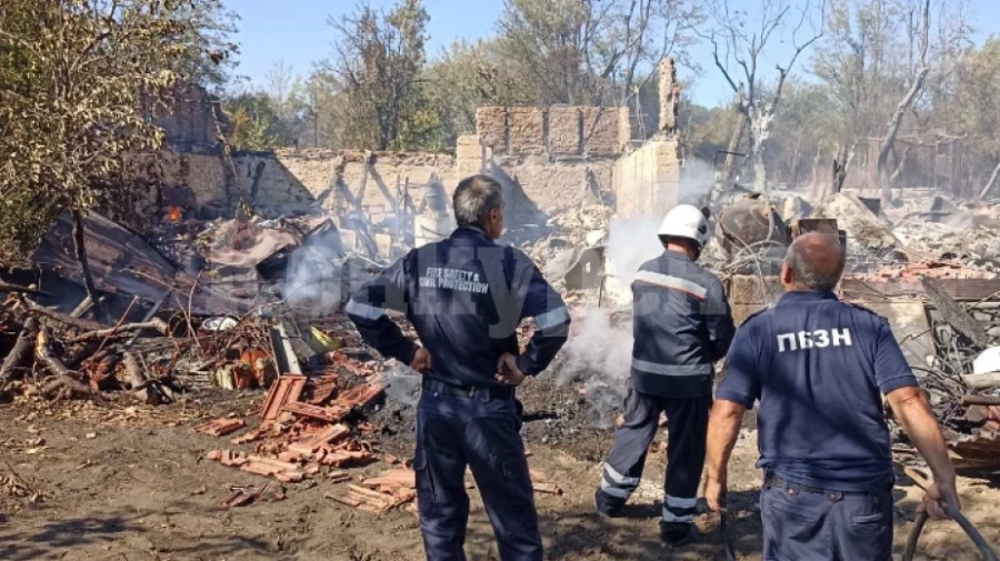 Три селскостопански постройки изгоряха при пожар в Дружба