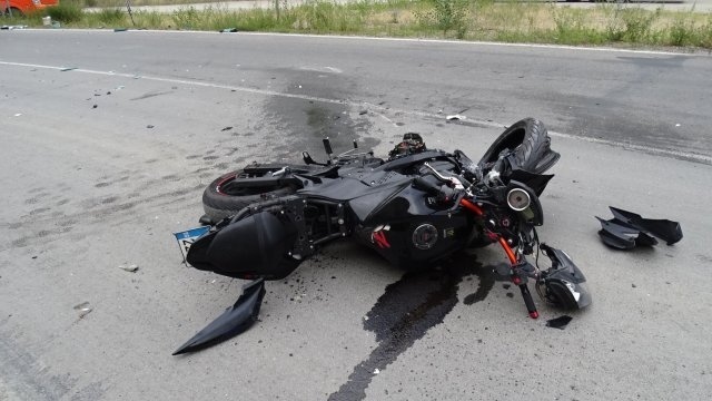 Моторист пострада, ударил се в скат и скочил в двор на къща