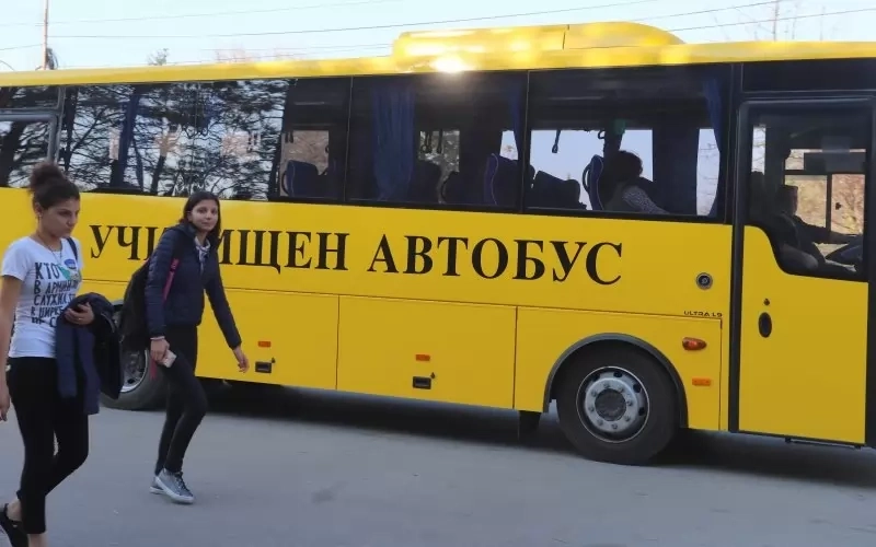  218 деца от ромския квартал „Кошарник“ в Монтана пътуват към градските училища