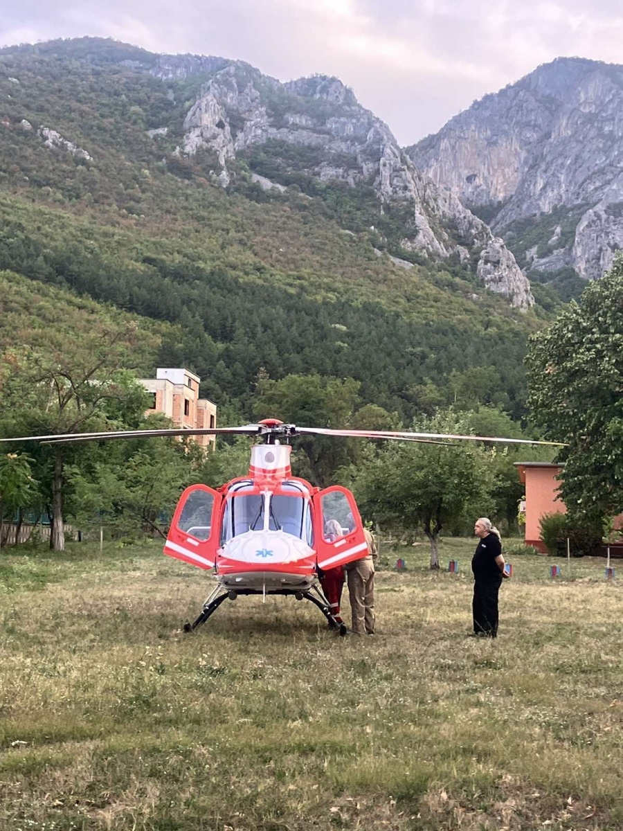 Въздушна линейка вдигна към „Пирогов“ 17-годишна, скочила от 6-тия етаж във Враца