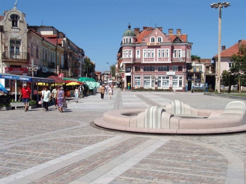 Три паметника в Лом осъмнаха надраскани с черна боя