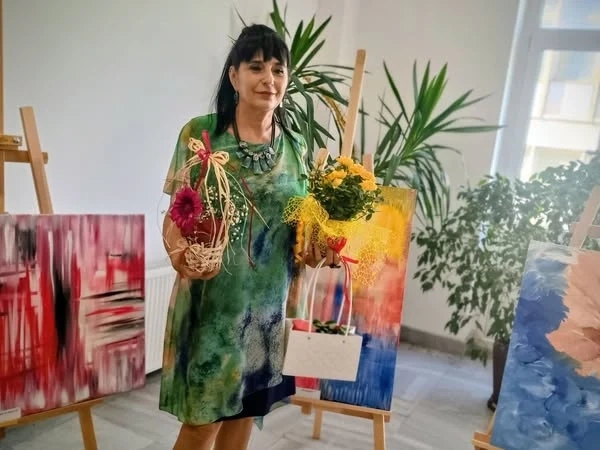 Снежана Петрова подреди самостоятелна изложба живопис в Община Мездра