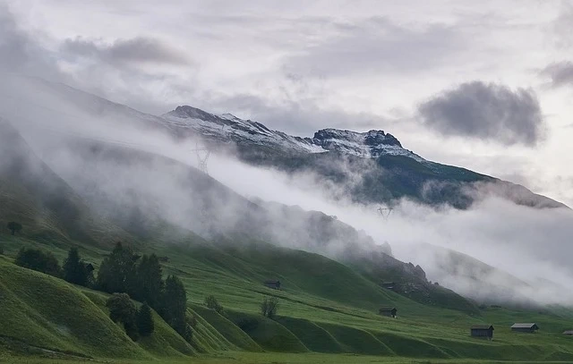 Октомври идва със студ, дъжд и сняг в планините
