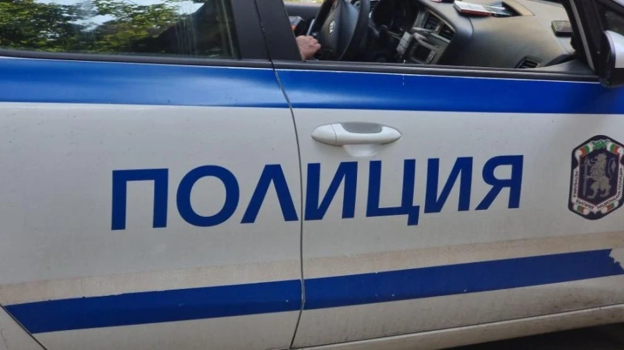 Кола се обърна по таван на Околовръстното в София, жена и дете са пострадали