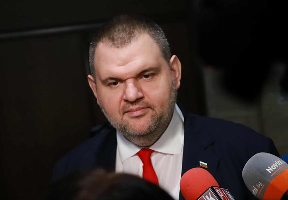 Делян Пеевски: Татко Бойко постоянно спасява ПП-ДБ, без него не могат