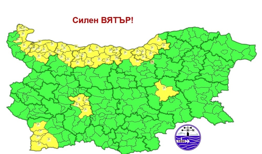 Времето днес: Силен вятър и значителна облачност
