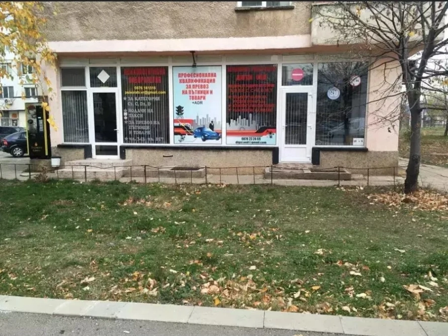 Млад мъж си преряза гърлото пред очите на десетки във Враца