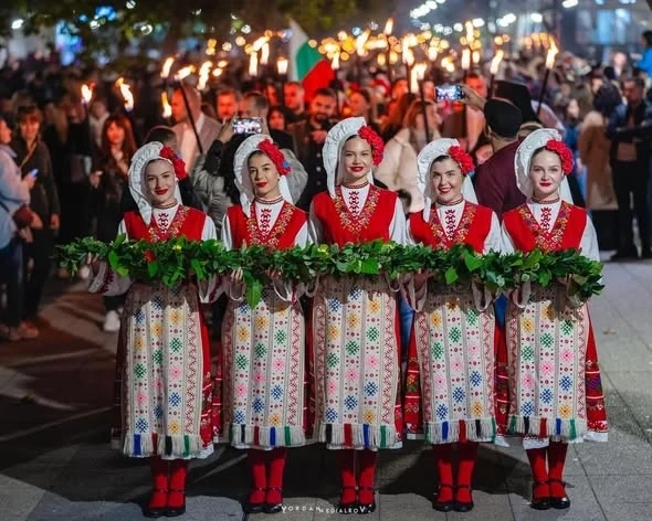 Враца отдава почит на будителите с факелно шествие и „Огън на признанието“