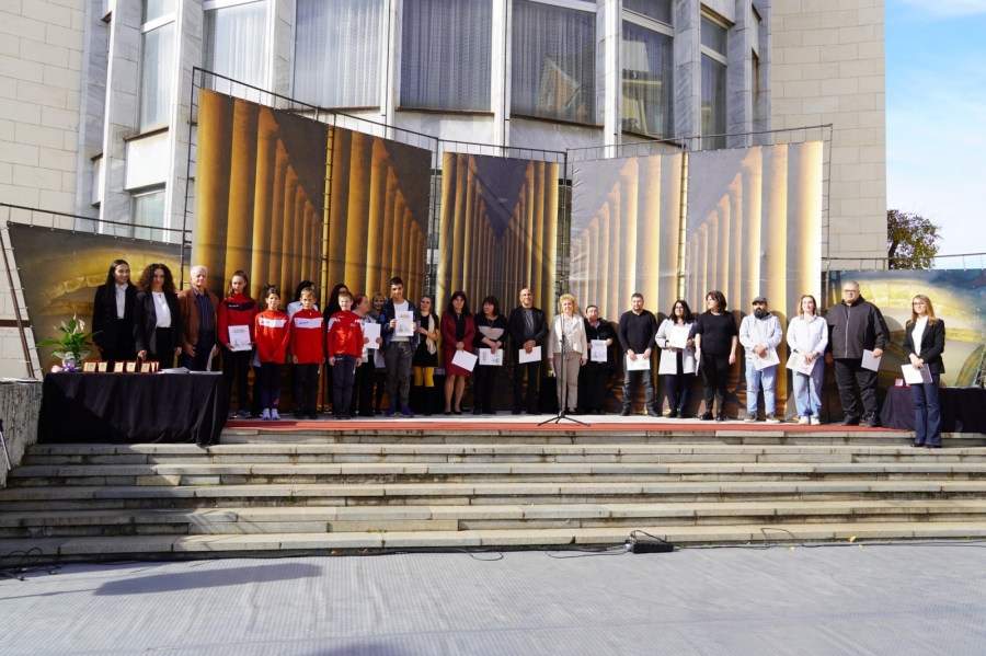 По повод 100 години от създаването си читалището в Мездра награди дългогодишни дейци, самодейци, съвременни будители и партньори