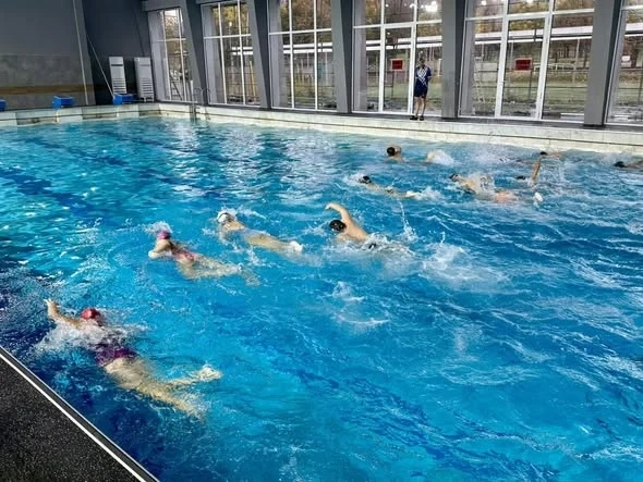 Започна тренировъчната дейност на спортните клубове по плувни спортове в обновения покрит плувен басейн във Враца