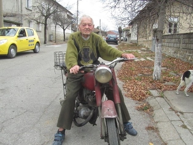 Пенсионер без книжка и почерпен подкара мотор