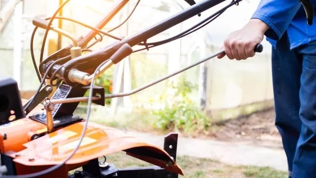 Пиян с мотофреза отнесе паркиран автомобил