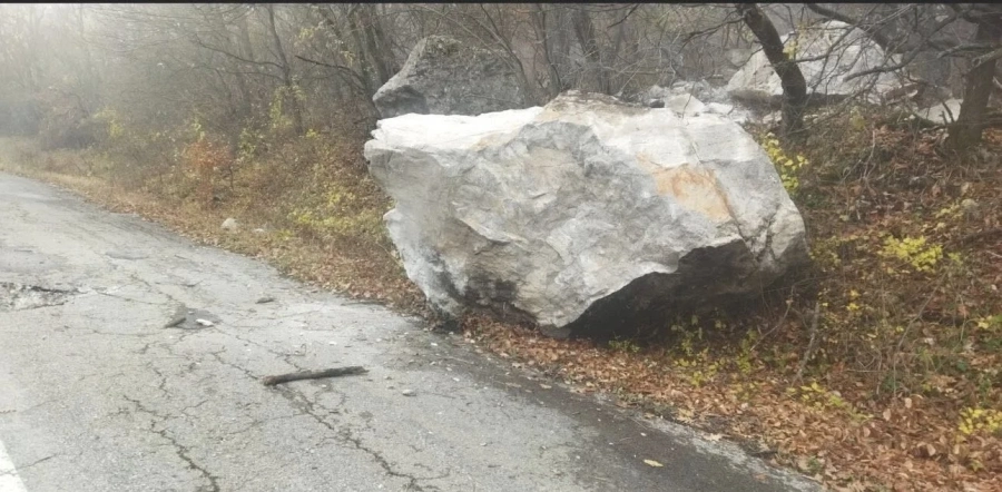 Паднали скални маси затрудняват движението по пътя към Връх Околчица