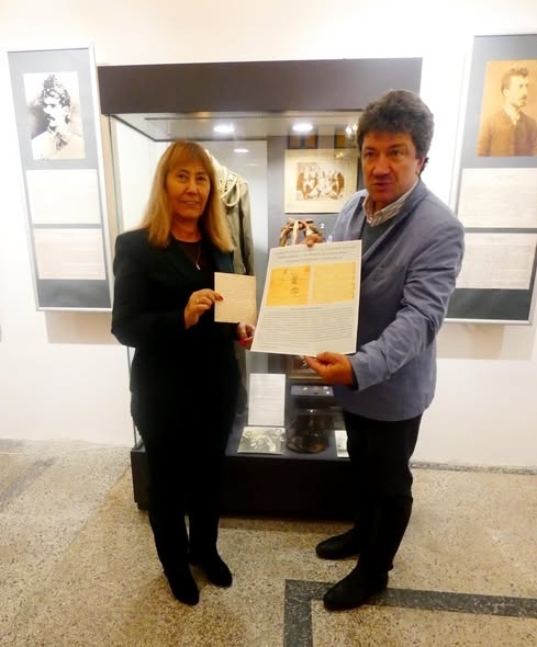 Уникално писмо на Луи Айер дари на Историческия музей в Лом писателят Бисер Тошев